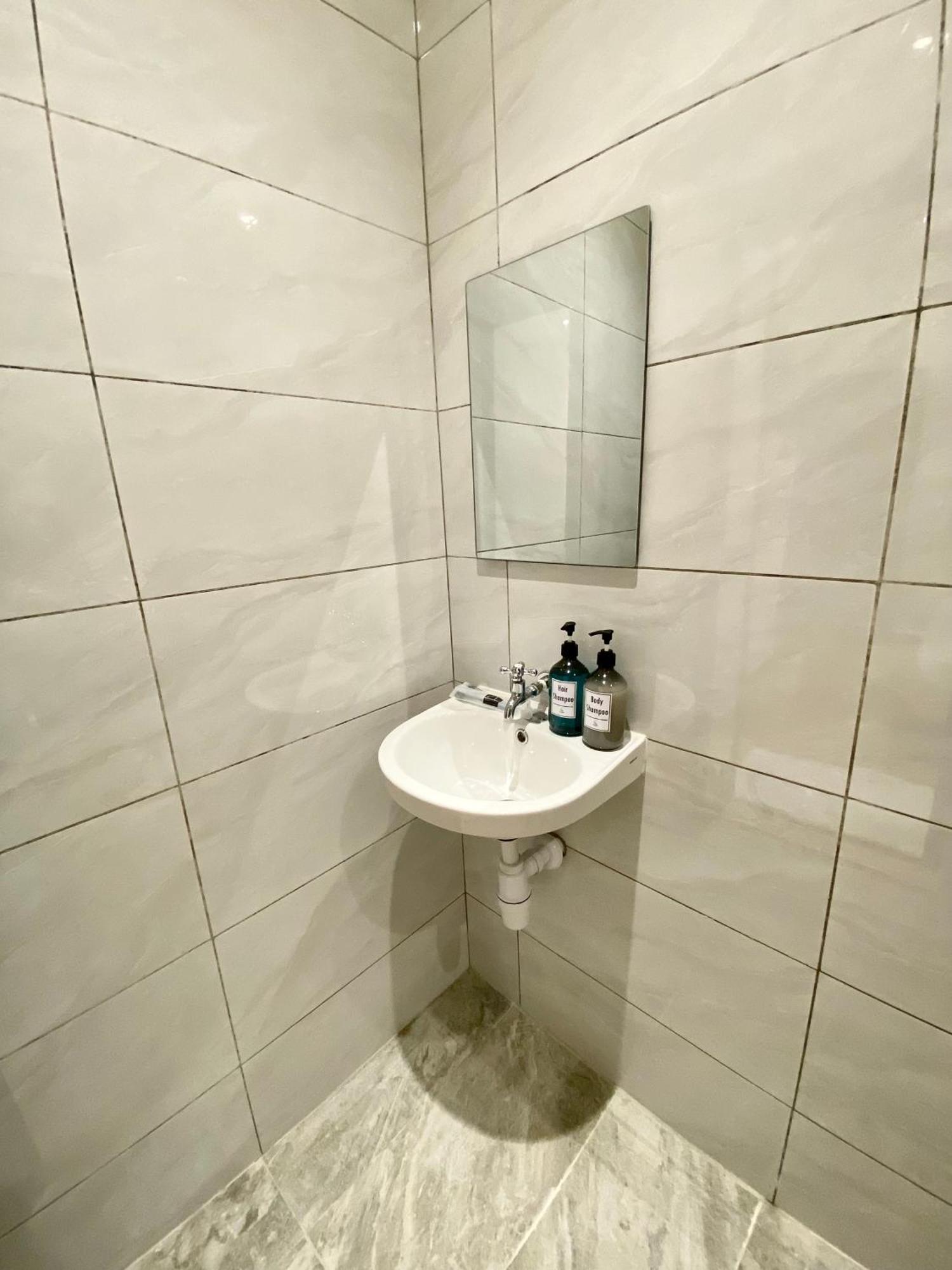 Hotel The 6N By Sky Hive George Town Esterno foto